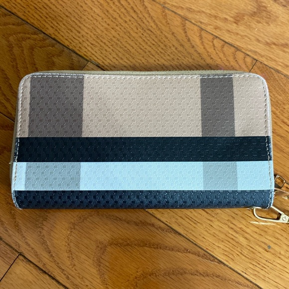 Wristlet/wallet - Picture 1 of 3